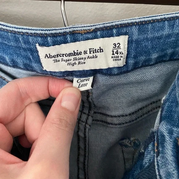 NWT - Abercrombie - Women's High Rise Skinny Jean in
Medium Wash - Size 32XL - Picture 11 of 12